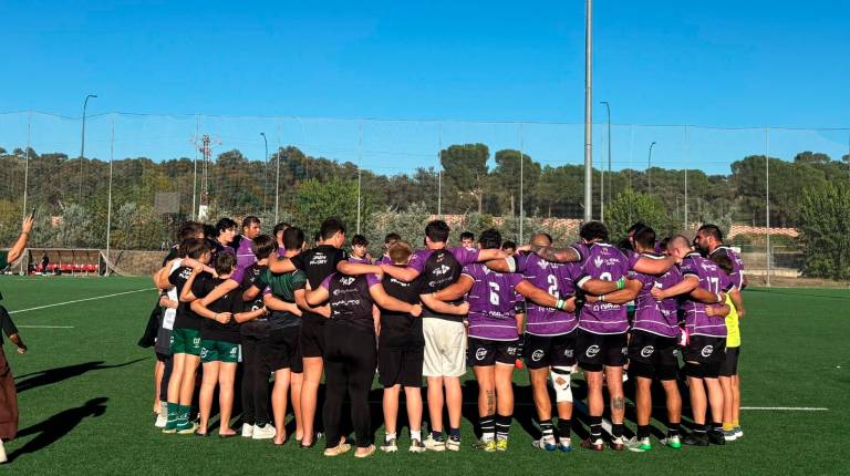 <i>Jugadores adultos y de la cantera de Jaén Rugby se unen en un círculo de equipo en el campo de Soto del Real. / Jaén Rugby. </i>
