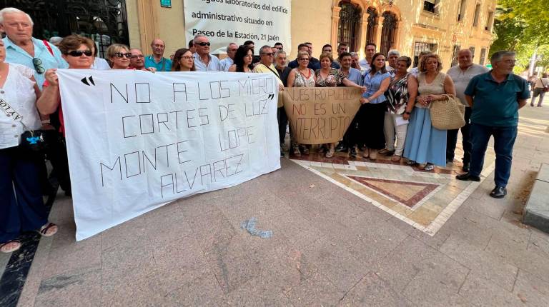 <i>Vecinos y representantes de los municipios afectados. / Álvaro Guzguti. / Diario de JAÉN. </i>