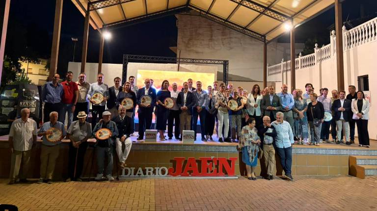 <i>Foto de familia de todos los premiados, con autoridades en la gala celebrada en el Recinto de los Cañamares, en La Puerta de Segura. / Ana Isabel Bravo / Diario JAÉN</i>
