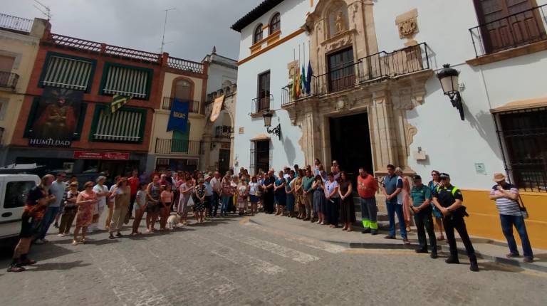 <i>Minuto de silencio a las puertas del Ayuntamiento de Alcaudete. / Tano García.</i>