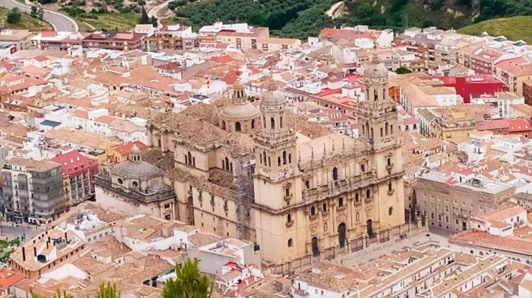 <i>Vista área de la Catedral de Jaén y el entorno del casco antiguo. Archivo. / Ayuntamiento de Jaén.</i>