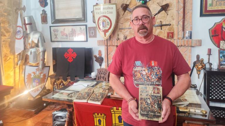 <i>Raimundo Muñoz García posando junto a su libro. </i>