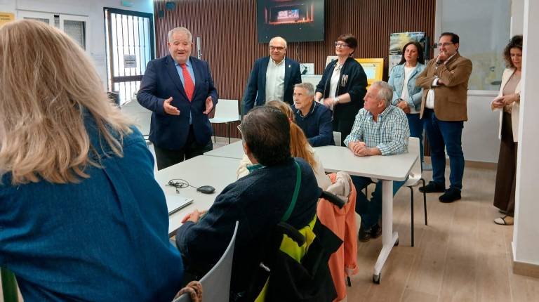 <i>Javier Carazo visita la remodelación del Punto Vuela en Jamilena, junto al alcalde Tomás Liébana. / Junta de Andalucía.</i>