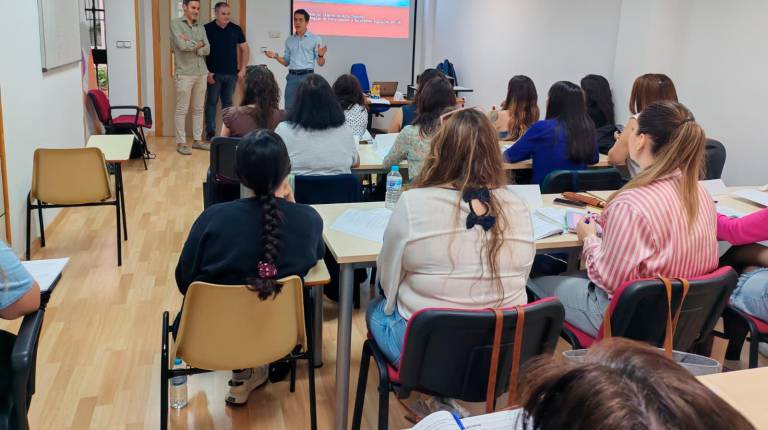 <i>Luis García Millán visita al alumnado para conocer el desarrollo de las sesiones formativas. / Ayuntamiento de Jaén.</i>