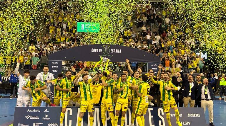 <i>El Jaén Paraíso Interior FS celebra la Copa de España conquistada en marzo en Granada. / Álex Gómez / Diario JAÉN. </i>