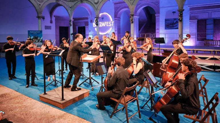 <i>La Joven Orquesta Barroca de Sevilla ofreció en Baeza un recital de cuerda de gran calidad musical. / Agustín Muñoz / Diario JAÉN.</i>