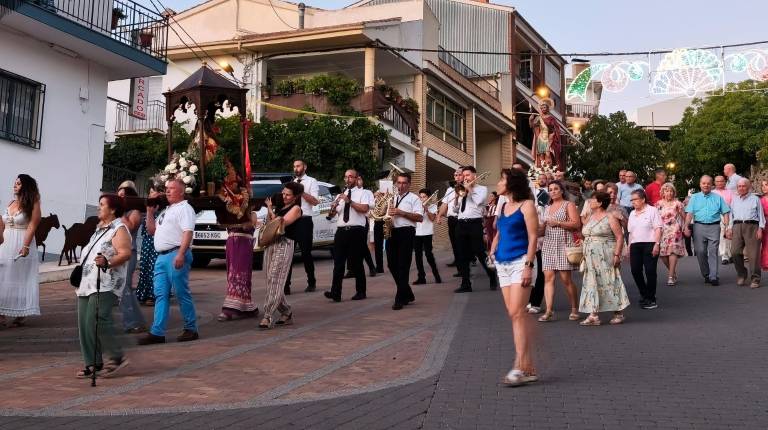 <i>Numerosos vecinos de la pedanía de Burunchel, en la romería y procesión en honor a los patronos en un ambiente festivo y familiar. / Ana Lechuga / Diario JAÉN. </i>