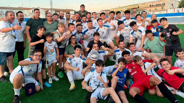 <i>La plantilla del Carolinense CD celebra su pase a la final por el ascenso en el césped del Estadio Ramón Palacios.</i>