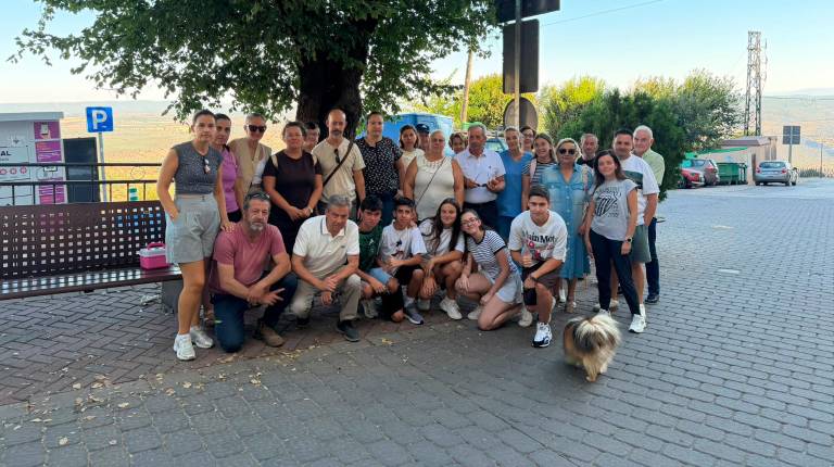 <i>Estudiantes y familiares en la parada del autobús en la manifestación por el transporte escolar en Chiclana de Segura. </i>
