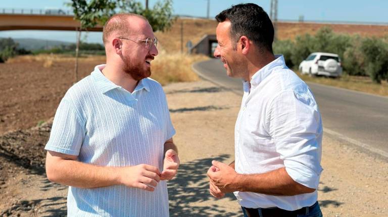 <i>Melchor Villalba y Javier Perales visitan el carril peatonal que conectará a la Estación Linares-Baeza con el Camino Natural Vía Verde del Guadalimar. / Diputación de Jaén. </i>