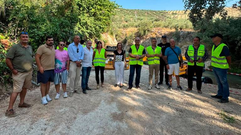 <i>Julio Millán, acompañado por Manuel Fernández, Francisco Lechuga, María del Carmen Angulo y José María Cano visita la evolución de las obras. / Ayuntamiento de Jaén.</i>