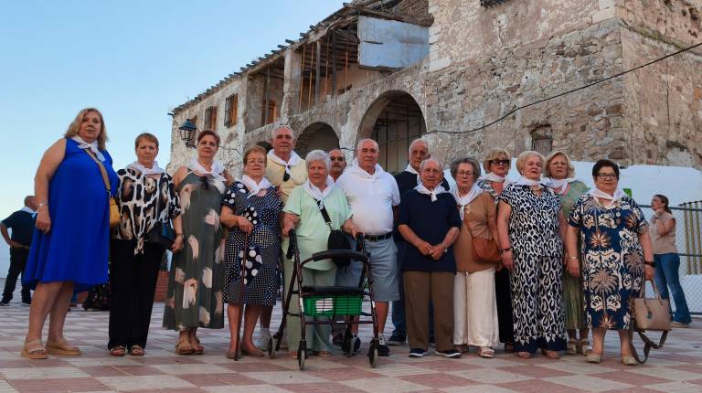<i>Los antiguos moradores de la Casa-Palacio de los Condes de Torralba, en el encuentro celebrado en Torrequebradilla. / P. Espinosa / Diario JAÉN. </i>
