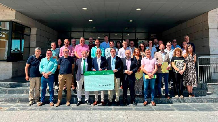 <i>Asistentes a la reunión de consejo del Consorcio de Transporte Metropolitano. / Junta de Andalucía. </i>