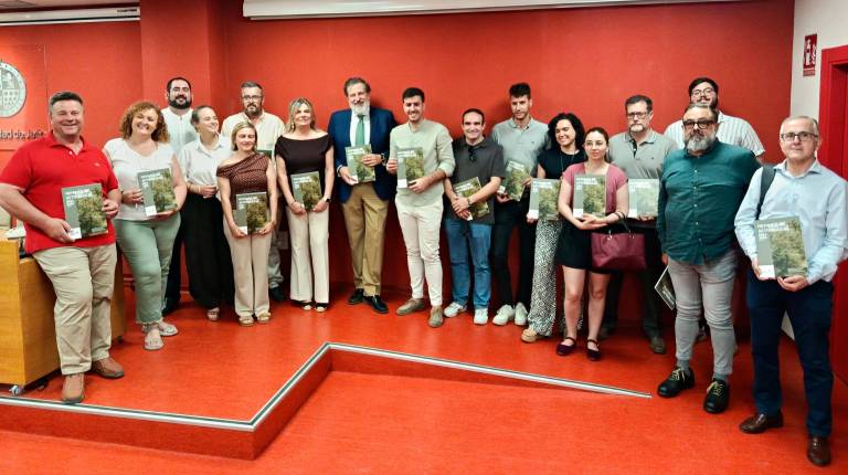 <i>Fotografía de familia de los investigadores que forman parte del proyecto y entidades colaboradoras. / Adrián Claudio Bonahce / Diario JAÉN.</i>