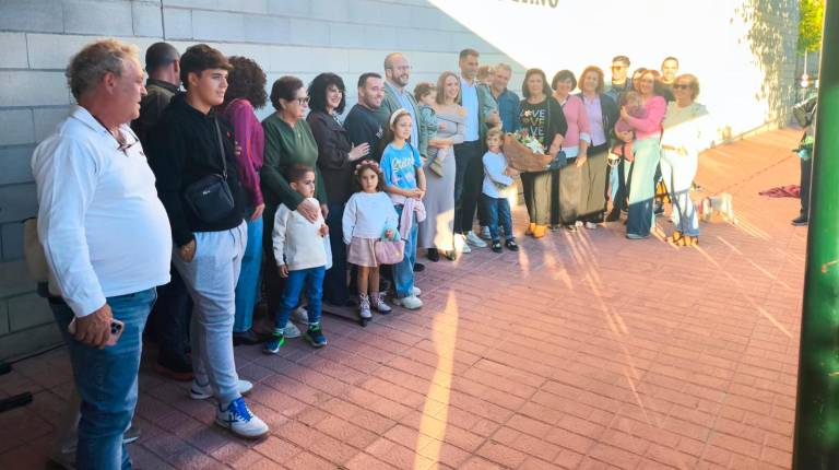 <i>Javi Moyano posa con su familia y autoridades después del acto y en la puerta del pabellón. </i>