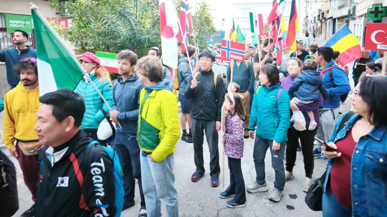 <i>Un instante del desfile inaugural de las selecciones participantes en la Superfinal de la Copa del Mundo de Parapente. / Agustín Muñoz / Diario JAÉN</i>