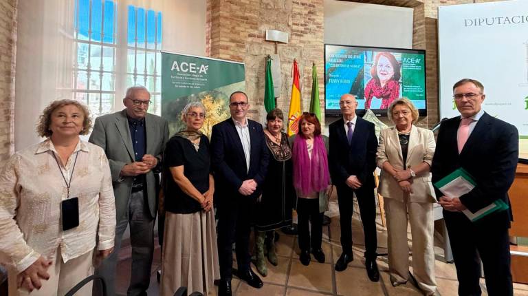 <i>Aurora Gámez, Manuel Rico, Marifé Santiago, José Ayala, Pilar Parra, Fanny Rubio, Manuel Gahete, Carmen Espín y Francisco Morales, en la entrega del reconocimiento. / Ana Isabel Bravo / Diario JAÉN.</i>