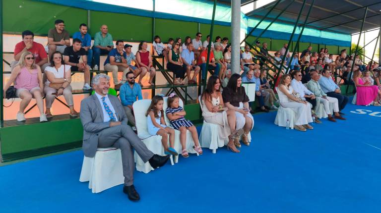 <i>La grada de la pista principal de tenis del Polideportivo Municipal de Martos, con los homenajeados, apareciendo en primer término del director de Diario JAÉN, Juan Espejo. / Agustín Muñoz / Diario JAÉN</i>