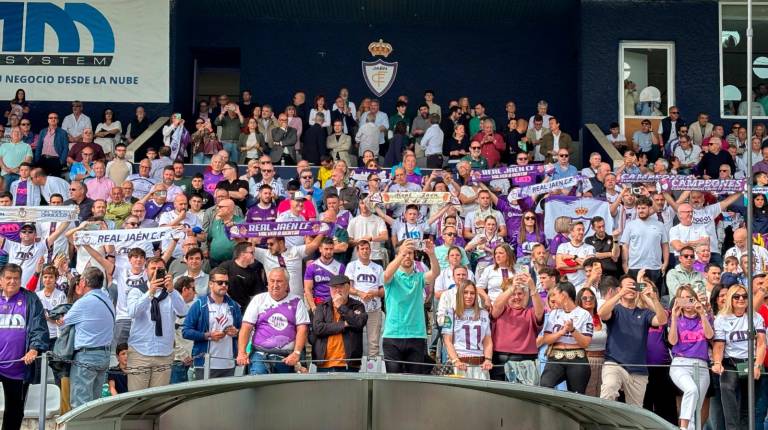<i>Los aficionados del Real Jaén exhiben sus bufandas antes del comienzo del partido ante el Antoniano. / Álex Gómez / Diario JAÉN.</i>