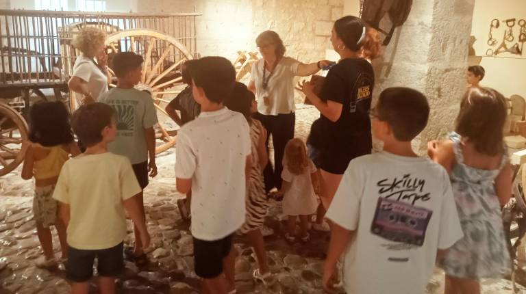 <i>Niños en las actividades de Noches de Palacio. / Ana Lechuga / Diario JAÉN. </i>