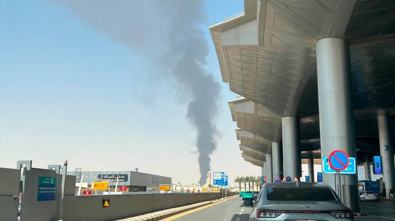 <i>Una densa columna de humo elevándose cerca del Aeropuerto Internacional Rey Jalid, en el noreste de Riad, Arabia Saudí. / Europa Press.</i>