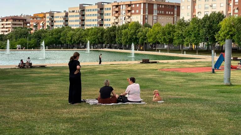 <i>Los viandantes intentan hacer frente al calor en una zona fresca. / Juanjes García / Diario JAÉN.</i>