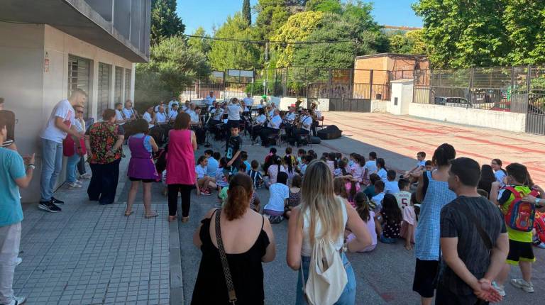 <i>Gira de la Banda municipal por los colegios. / Ayuntamiento de Jaén.</i>