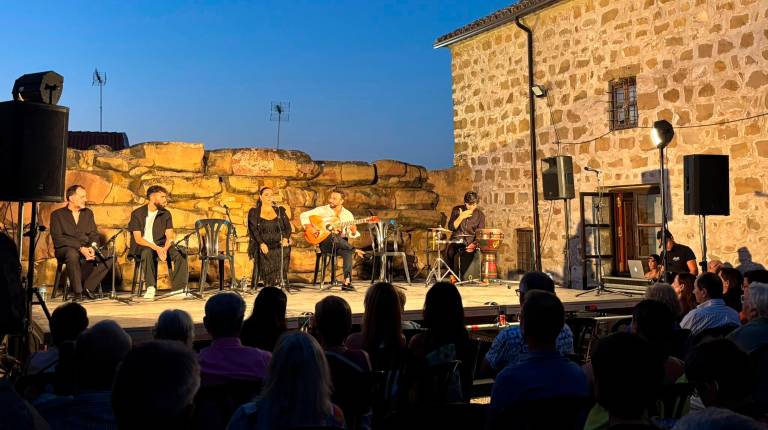 <i>Escenario del Patio de la Muralla de Ibros durante el recital de la Noche Flamenca. </i>