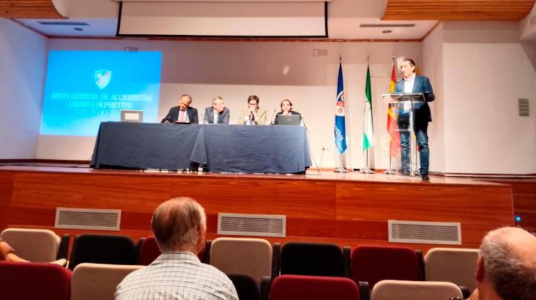 <i>Miguel Hoyo se dirige a la junta general de accionistas del Linares Deportivo.</i>