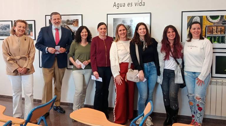 <i>Luis Jesús García-Lomas, Gracia Moya, Elena Molina, Inma Sánchez, Macarena Zurita, Marian Sutil y Verónica Simón durante la inauguración. / Adrián Claudio Bonache / Diario JAÉN.</i>