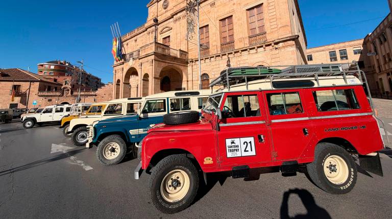 <i>Exposición de un centenar de vehículos en la plaza del Ayuntamiento de Linares con motivo de la “Quedada de Amigos del Land Rover Santana”. Fotografías: F. J. Marín. </i>