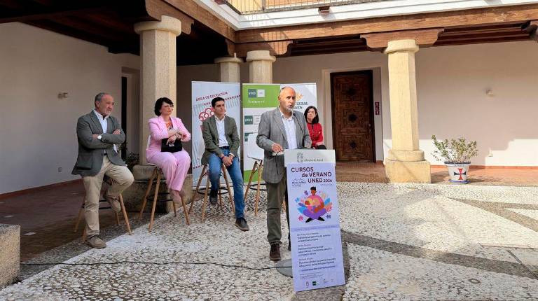 <i>Presentación de los Cursos de Verano de la UNED en Alcalá la Real 2026. / Ayuntamiento de Alcalá la Real.</i>
