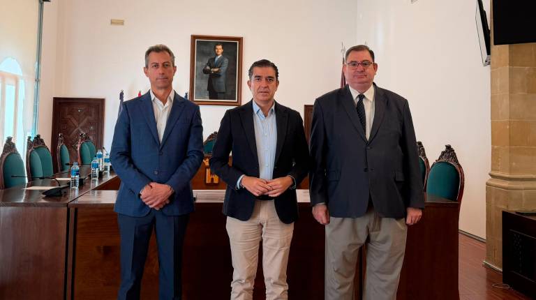 <i>El responsable de e-distribución en Jaén, Óscar Gaitán; el alcalde de Baeza, Pedro Cabrera; y el delegado territorial de Economía, Hacienda, Fondos Europeos y de Universidad, Industria, Energía e Innovación, Javier Calvente. </i>
