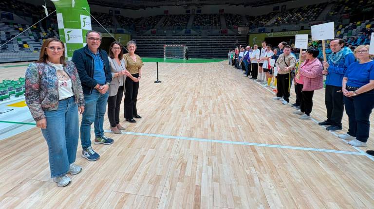 <i>Autoridades presentes junto a algunos de los participantes de esta jornada deportiva celebrada en el Olivo Arena. / Diputación de Jaén.</i>