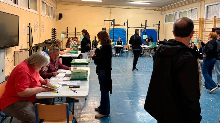 <i>Votantes en el IES Las Fuentezuelas, de la capital, a las 16:00 horas. / Diario JAÉN.</i>