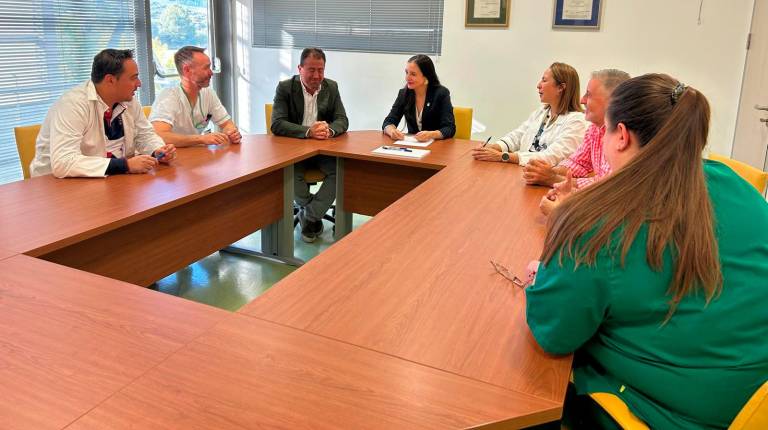<i>La delegada territorial, Lucía Mónica Pérez, lleva a cabo una vista del hospital junto a los profesionales sanitarios. / Junta de Andalucía.</i>