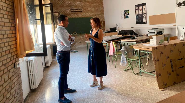 <i>Francisco José Solano visita el avance de las obras en las instalaciones educativas, junto a la directora, Ángela María Kayser. / Junta de Andalucía.</i>