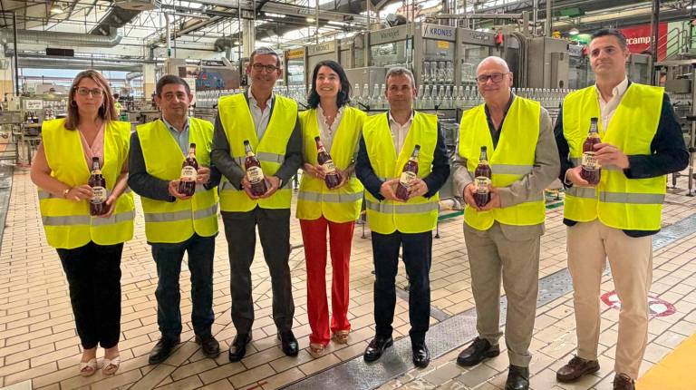 <i>África Colomo, Paco Reyes, Jorge Paradela, Carmen Ponce, Julio Millán, Manuel Fernández y Luis Miguel Carmona, en la fábrica jiennense de Heineken. / Fotografías: Ana Isabel Bravo / Diario JAÉN.</i>