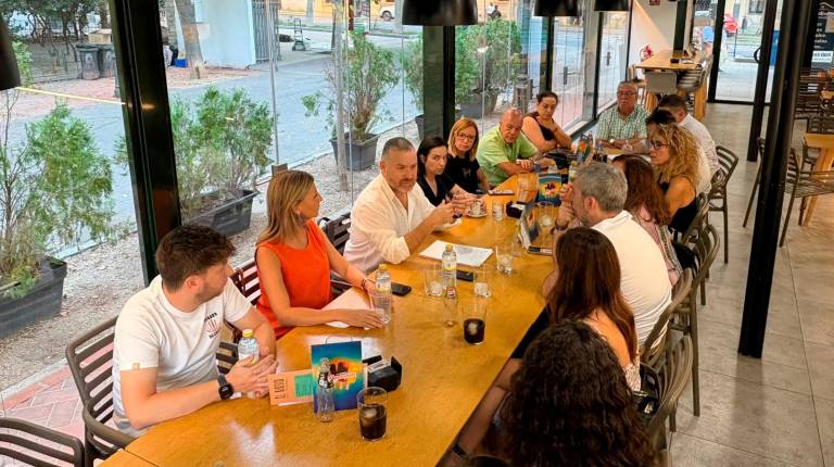 <i>Carlos Alberca, precandidato socialista a las municipales, se reúne con la militancia para compartir los cambios en el proyecto de un “nuevo PSOE”. / Elisabeth Ruiz / Diario JAÉN.</i>
