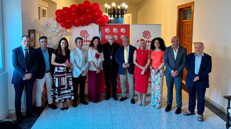 <i>De izquierda a derecha, Manuel Ruz, Diego Jiménez, María Segovia, Rafa Ramos, Ana Belén Mata, Sebastián Chico, Javier Carazo, María Espejo, Isabel Azañón, José María Cano y José Rodríguez, justo antes de que diera comienzo la presentación de la Memoria de Cáritas 2025 en la Casa de la Iglesia de Jaén. / Álex Gómez / Diario JAÉN.</i>