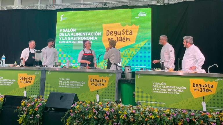 <i>José María Molina, Sergio López, Patricia Díaz, Daniel de Toro, Carlos Alba y Ramón Jurado, durante el “Desafío gastronómico”. / A. Bravo.</i>