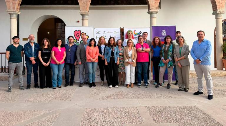 <i>Encuentro en el Salón Mudéjar por el Orgullo 2026. / Ayuntamiento de Jaén.</i>