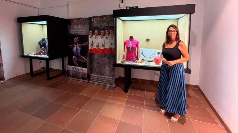 <i>África Colomo en la exposición “Mujeres leyendas del deporte”. / Diputación de Jaén. </i>