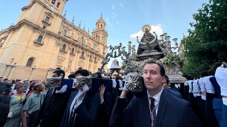 <i>La Virgen de la Capilla, a su paso por la Catedral de Jaén, en la procesión de 2025. / Elisabeth Ruiz Martínez / Diario JAÉN.</i>