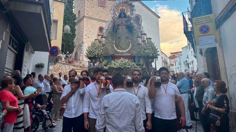 <i>Las calles de Beas de Segura llenas de devotos y fieles que acompañaban el discurrir de la patrona. / Isabel Aranda / Diario JAÉN. </i>