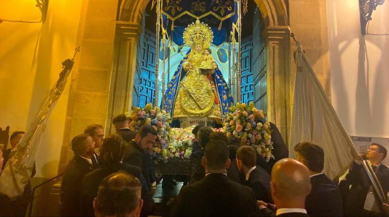 <i>Entrada del trono de la Virgen de la Fuensanta Coronada en su procesión del pasado último Domingo de Abril. / Juanfran Paredes / Diario JAÉN.</i>