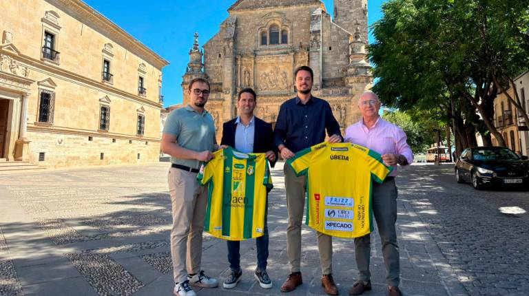 <i>Iván Montes, Miguel Hernández, Francisco Javier Lozano y Germán Aguayo, con camisetas del club. </i>