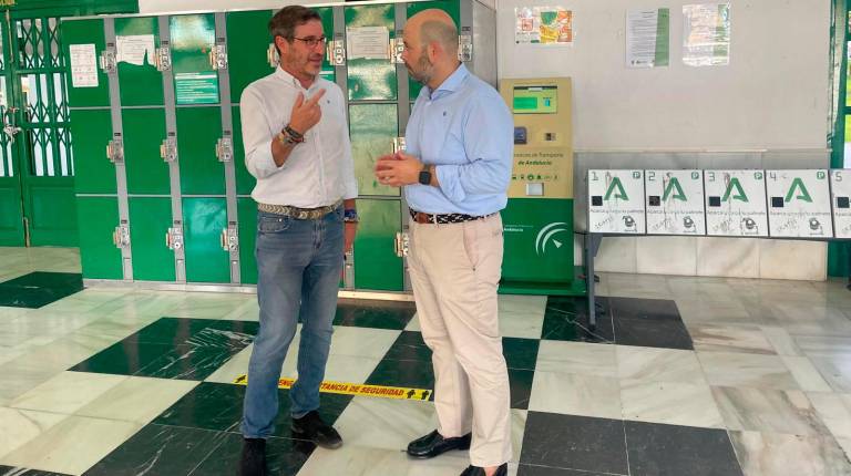 <i>Miguel Contreras, junto al director gerente del Consorcio de Transporte Metropolitano durante la presentación del refuerzo de servicios. / Junta de Andalucía. </i>