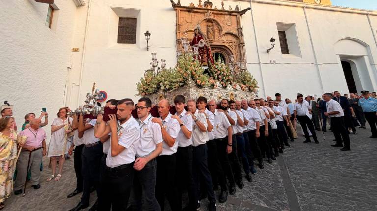 <i>Uno de los momentos en los que la patrona, con su elegante discurrir, transita por las calles de Martos. / Francisco J. Marín / Diario JAÉN.</i>