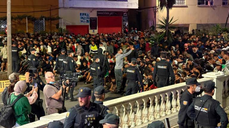 <i>a Guardia Civil organiza a los migrantes para su traslado al Puerto de Ceuta. / Europa Press. </i>